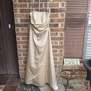 David bridal Gold Formal Gown straplessa